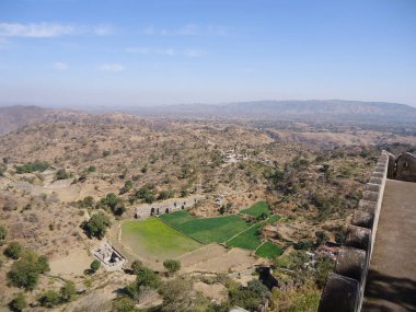 Kumbhalgarh yolunda çölün manzarası.