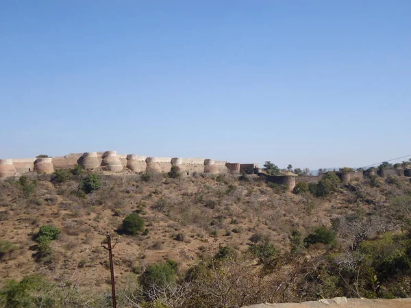 クムバハル Kumbhalgarh インド西部のラジャスタン州ウダイプール近郊のラジャサンド地区にあるアラバリ丘陵の西側に位置するムエール要塞である — ストック写真