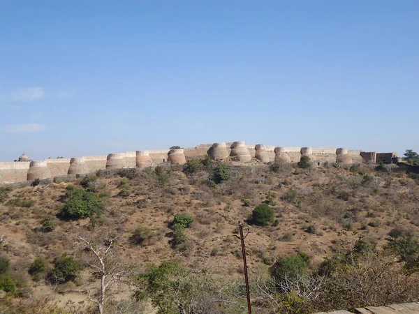 クムバハル Kumbhalgarh インド西部のラジャスタン州ウダイプール近郊のラジャサンド地区にあるアラバリ丘陵の西側に位置するムエール要塞である — ストック写真