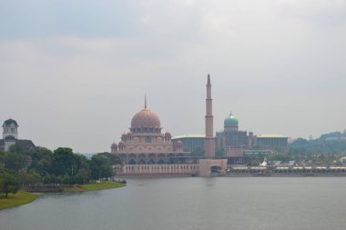 Putra Camii, Malezya 'nın Putrajaya Wilaya kentinin başlıca camisidir.