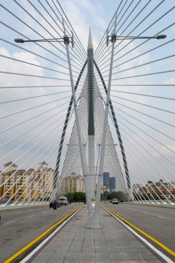 Putra Köprüsü, Malezya 'nın Putrajaya kentindeki ana köprüdür.