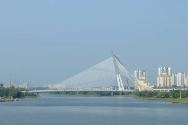 Putra Köprüsü, Malezya 'nın Putrajaya kentindeki ana köprüdür.