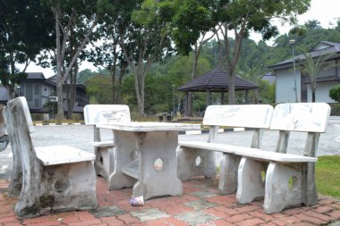 Malezya 'da bir parkta betondan yapılmış dinlenme koltuğu