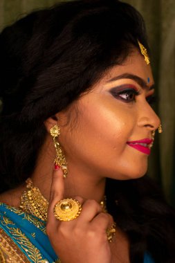 Resepsiyon partisi makyajlı Hintli bir kız.