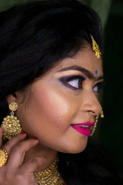 Resepsiyon partisi makyajlı Hintli bir kız.