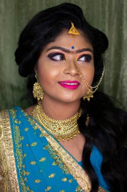 Resepsiyonda makyaj yapan Hintli bir kız.