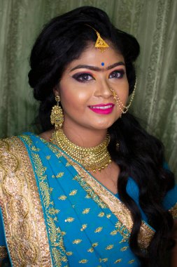 Resepsiyonda makyaj yapan Hintli bir kız.