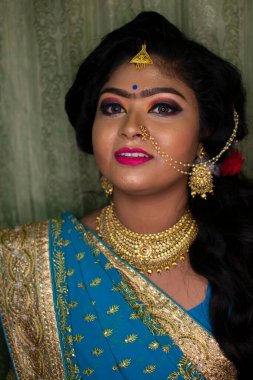 Resepsiyonda makyaj yapan Hintli bir kız.