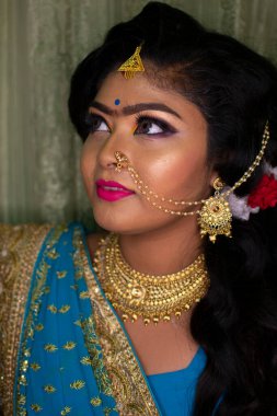 Resepsiyonda makyaj yapan Hintli bir kız.