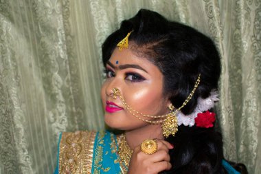 Resepsiyonda makyaj yapan Hintli bir kız.