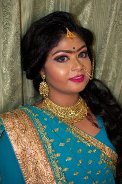 Resepsiyonda makyaj yapan Hintli bir kız.