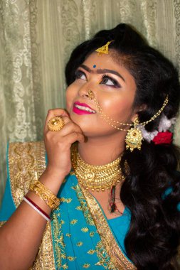 Resepsiyon partisi makyajlı Hintli bir kız.