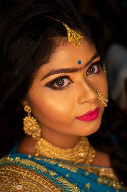 Göz makyajını yapan Hintli bir kız.