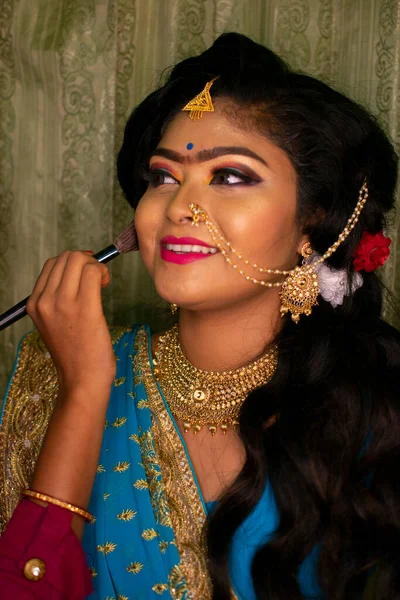Egy Indiai Lány Vesz Recepció Party Smink Egy Szépségszalonban — Stock Fotó