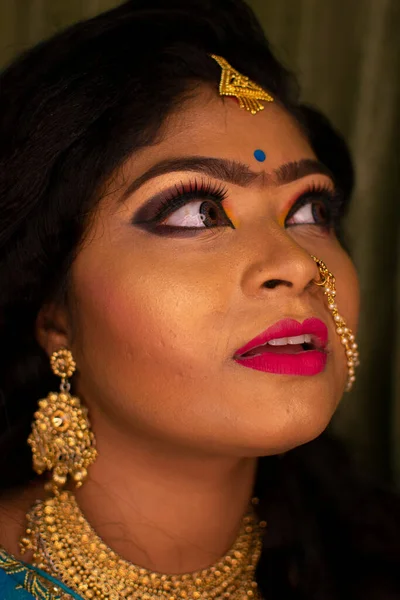 Una Chica India Con Maquillaje Fiesta Recepción —  Fotos de Stock