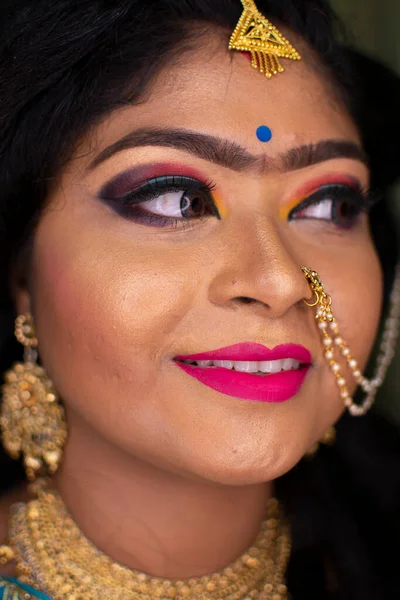 Indian Girl Showing Her Reception Party Makeup — Stock Photo, Image