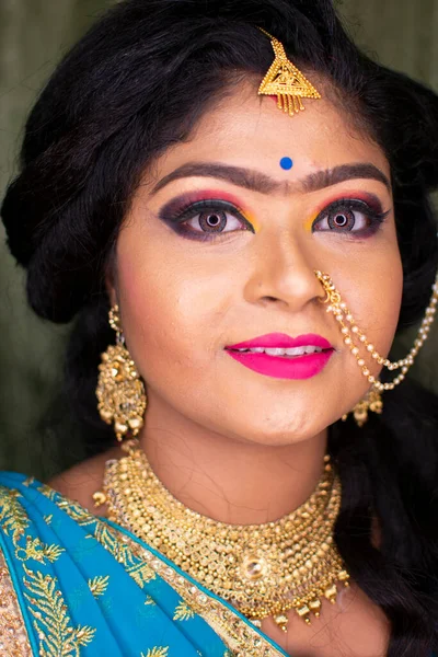 Indian Girl Showing Her Reception Party Makeup — Stock Photo, Image