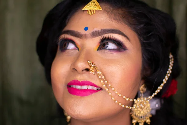 Une Fille Indienne Montrant Son Maquillage Fête Réception — Photo