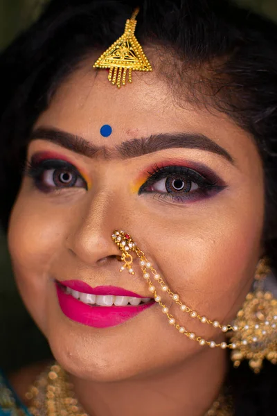 Μια Ινδή Που Δείχνει Μακιγιάζ Της Στο Πάρτι Υποδοχής — Φωτογραφία Αρχείου