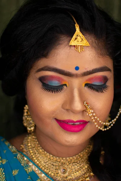 Індійська Дівчина Показує Прийом Вечірка Макіяж — стокове фото
