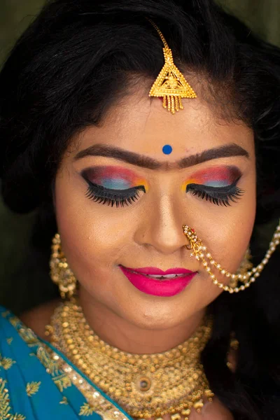 Egy Indiai Lány Mutatja Neki Recepció Party Smink — Stock Fotó