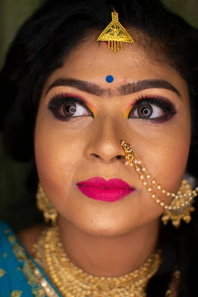 Una Chica India Mostrando Maquillaje Fiesta Recepción —  Fotos de Stock