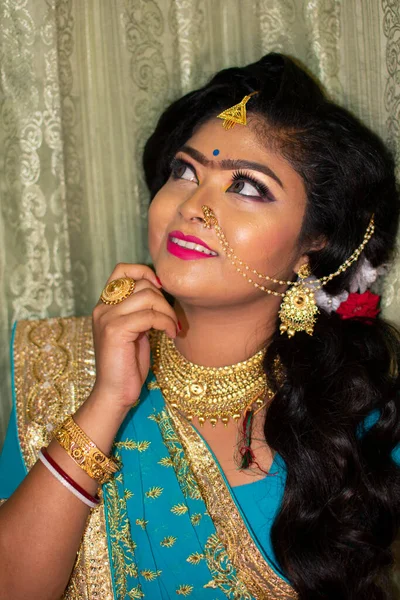 Una Chica India Con Maquillaje Fiesta Recepción —  Fotos de Stock