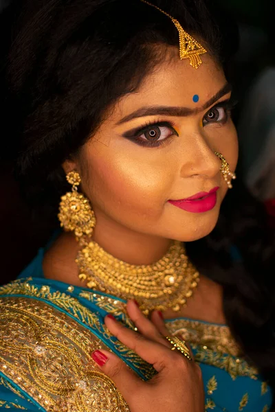 Una Chica India Con Maquillaje Fiesta Recepción —  Fotos de Stock