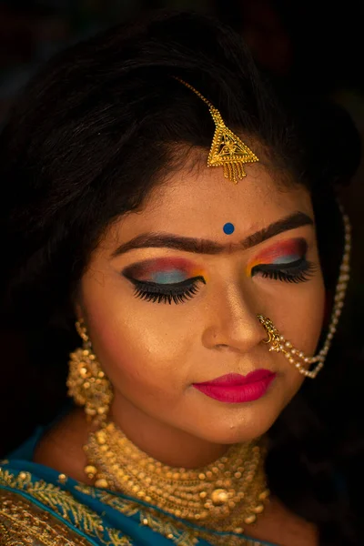 Une Fille Indienne Montrant Son Maquillage Des Yeux — Photo