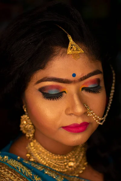 Une Fille Indienne Montrant Son Maquillage Des Yeux — Photo