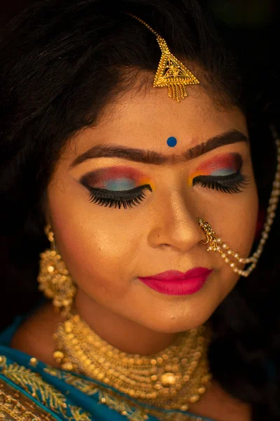 Une Fille Indienne Montrant Son Maquillage Des Yeux — Photo