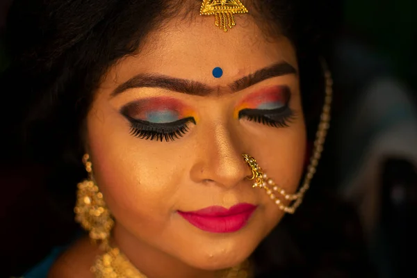 Una Ragazza Indiana Che Mostra Suo Trucco Degli Occhi — Foto Stock