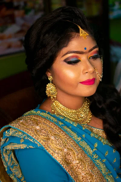 Een Indiase Tiener Meisje Gelukkig Met Indiase Etnische Kleding Ornamenten — Stockfoto