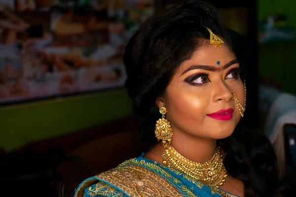 Индийская Девочка Подросток Довольная Индийской Этнической Одеждой Украшениями Вечеринке Честь — стоковое фото