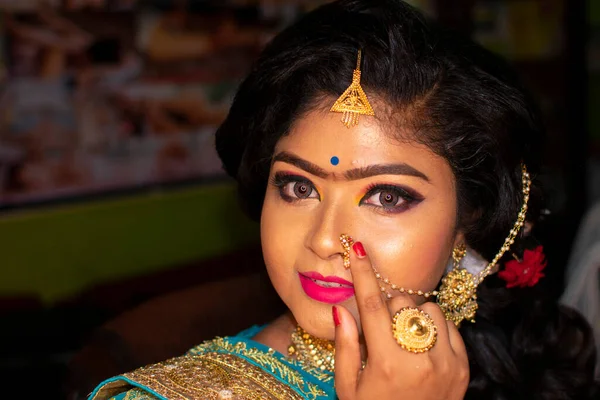 インドの民族衣装や結婚披露宴での飾りに満足しているインドの10代の少女 — ストック写真