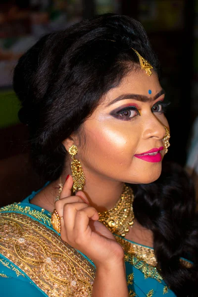 Uma Adolescente Indiana Feliz Com Desgaste Étnico Indiano Ornamentos Uma — Fotografia de Stock