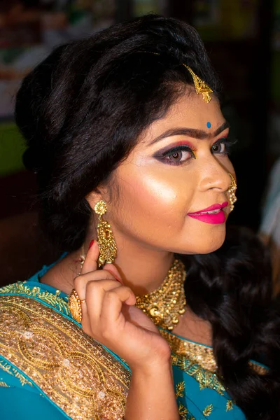 Uma Adolescente Indiana Feliz Com Desgaste Étnico Indiano Ornamentos Uma — Fotografia de Stock