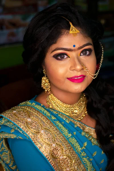 Ein Indisches Teenagermädchen Glücklich Mit Indischen Ethnischen Kleidungsstücken Und Ornamenten — Stockfoto