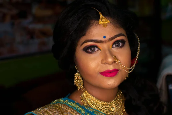 Indyjska Nastolatka Szczęśliwa Indiańskim Stroju Etnicznym Ozdoby Przyjęciu Weselnym — Zdjęcie stockowe