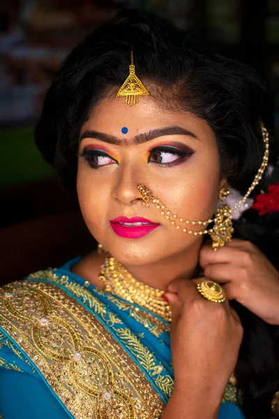 Een Indiase Tiener Meisje Gelukkig Met Indiase Etnische Kleding Ornamenten — Stockfoto