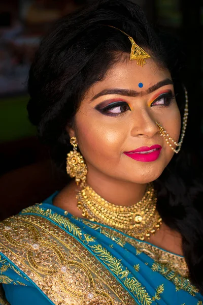 Een Indiase Tiener Meisje Gelukkig Met Indiase Etnische Kleding Ornamenten — Stockfoto