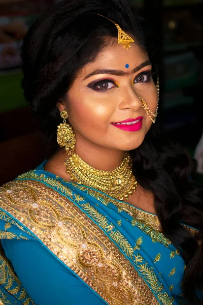 Indian Tonåring Flicka Glad Med Indian Etnisk Slitage Och Smycken — Stockfoto