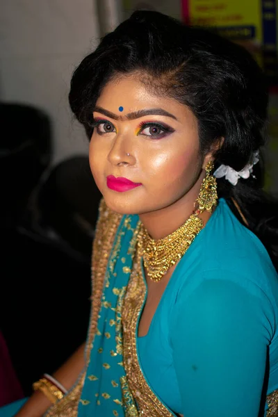 インドの民族衣装や結婚披露宴での飾りに満足しているインドの10代の少女 — ストック写真