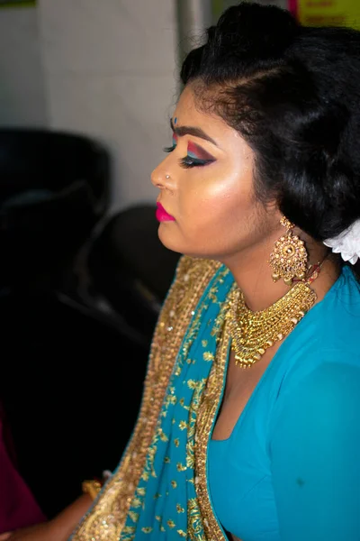 Indyjska Nastolatka Biorąc Włosy Spa Salonie Piękności — Zdjęcie stockowe