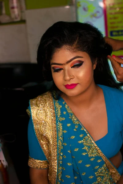 Egy Indiai Tinédzser Lány Vesz Haj Spa Szépségszalonban — Stock Fotó