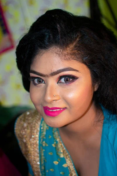 Indická Dívka Krásnými Šaty Salonu Krásy — Stock fotografie