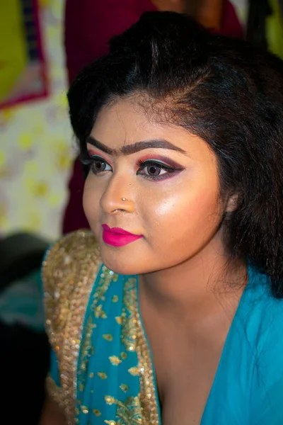 Indiańska Dziewczyna Piękną Sukienką Salonie Piękności — Zdjęcie stockowe