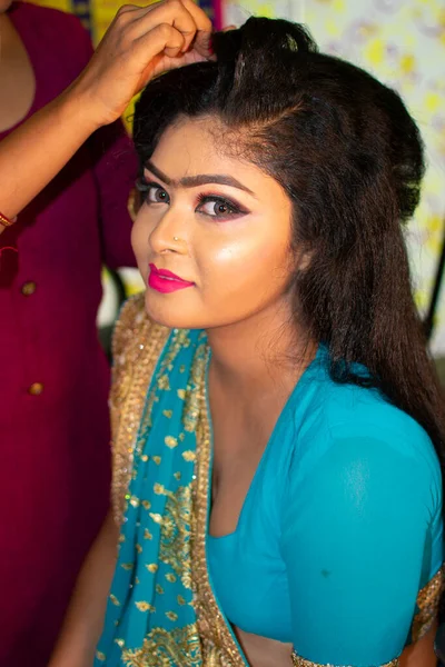 Egy Indiai Lány Gyönyörű Ruhával Egy Szépségszalonban — Stock Fotó