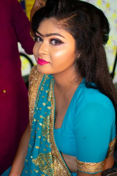 Egy Indiai Lány Gyönyörű Ruhával Egy Szépségszalonban — Stock Fotó