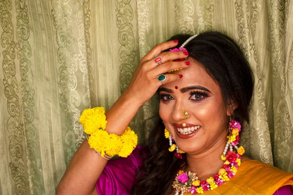 Une Femme Indienne Portant Une Robe Traditionnelle Des Ornements Fleurs — Photo